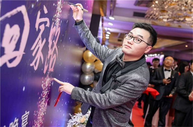 【高光“疫”事】勇敢逆行的特殊“网约车”——7790必发集团90后，用信念打通生命运输线